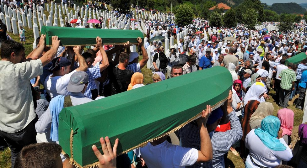 Smutné vzpomínky na masakr v Srebrenici: Identifikace dalších obětí a jejich pohřeb