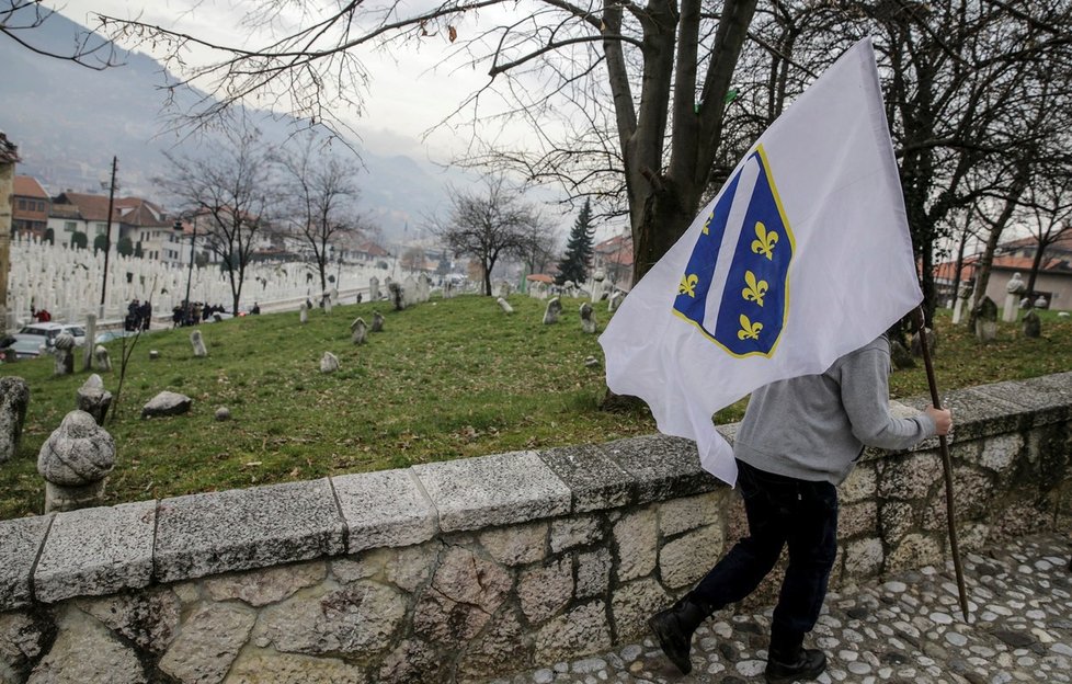 Smutné vzpomínky na masakr v Srebrenici: Identifikace dalších obětí a jejich pohřeb.