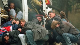 Bosenská válka: Kryjící se civilisté před srbskými snipery