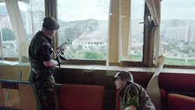 Bosenská válka: Dva bosenští vojáci v okně nad Sarajevem