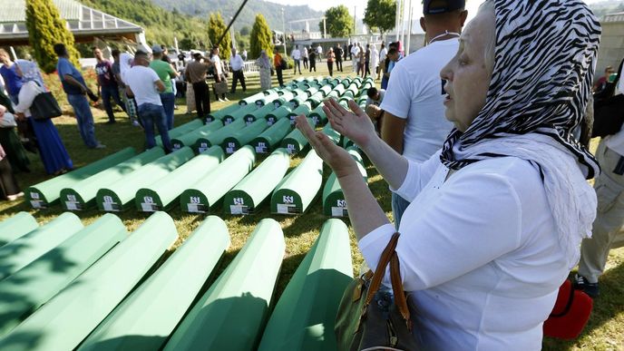 Smutné vzpomínky na masakr v Srebrenici: Identifikace dalších obětí a jejich pohřeb