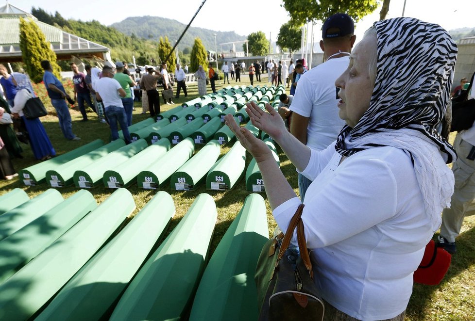 Smutné vzpomínky na masakr v Srebrenici: Identifikace dalších obětí a jejich pohřeb