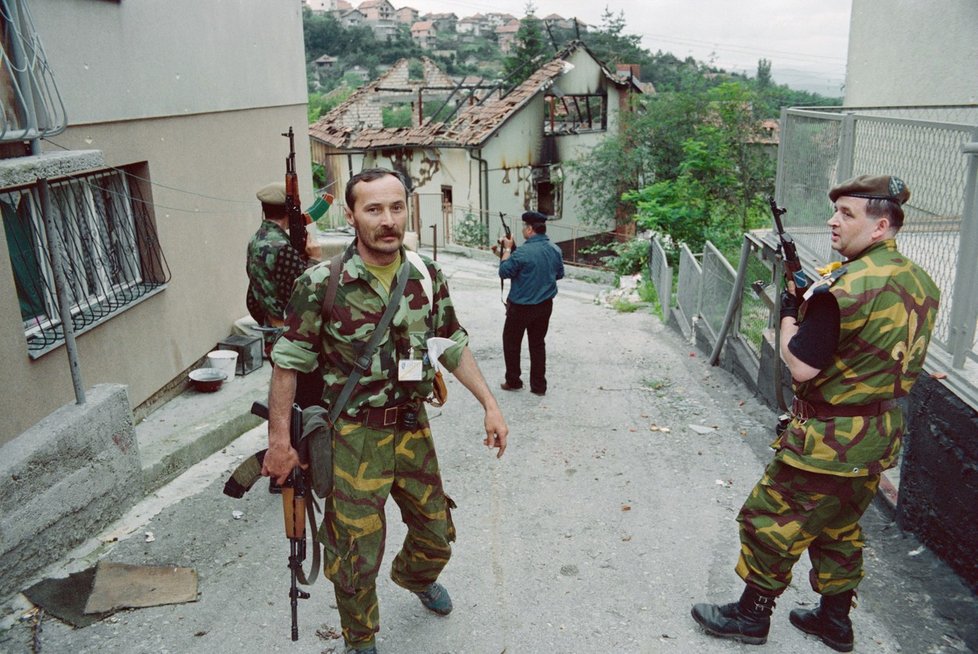 Bosenská válka: Bosenští vojáci při patrole v Sarajevu