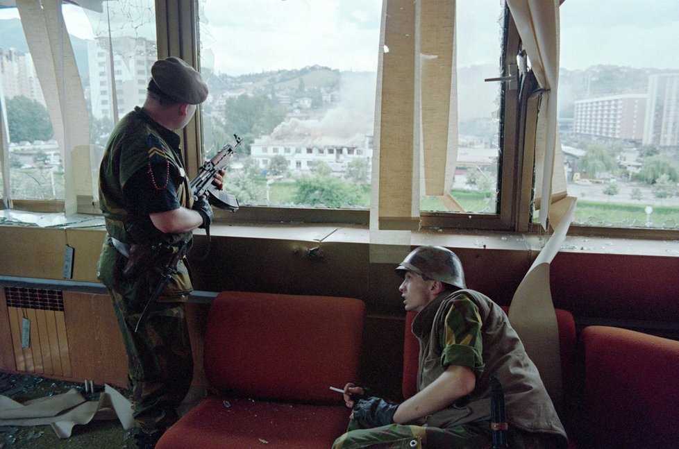 Bosenská válka: Dva bosenští vojáci v okně nad Sarajevem