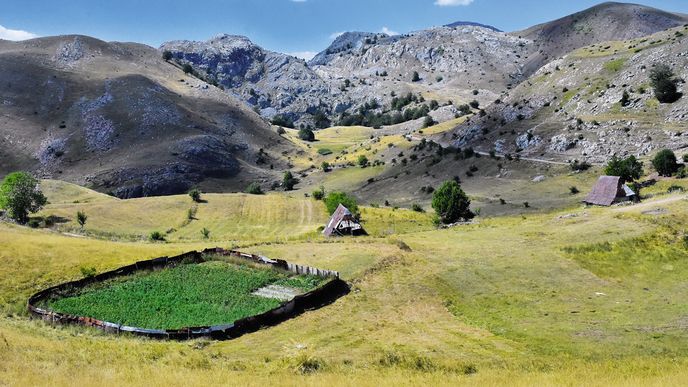 Stará část horské vesnice Umoljani ohromí klidem a dojmem odlehlosti