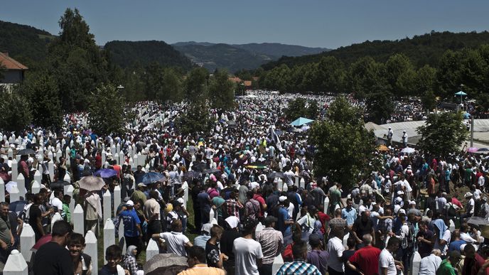 Pohřbu obětí srebrenického masakru se účastní desetitisíce lidí 