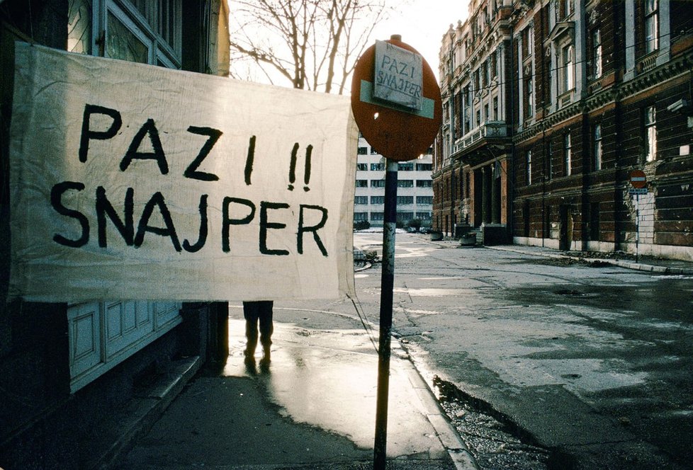 Nápis - dejte si pozor na odstřelovače, Sarajevo 1994.