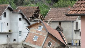 V obci Krupanj některé domy přívalovou vlny nevydržely.
