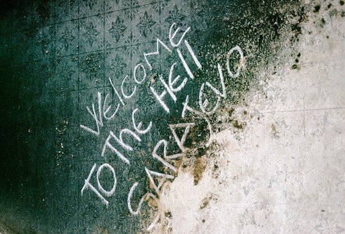 Vítejte v pekle, hlásá nápis na poničené budově hlavní knihovny v Sarajevu.