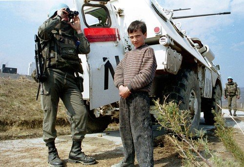 Bosenský chlapec po boku francouzského vojáka v roce 1993