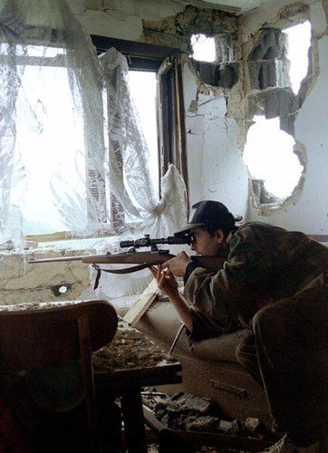 Bosenský ostřelovač nedaleko Sarajeva