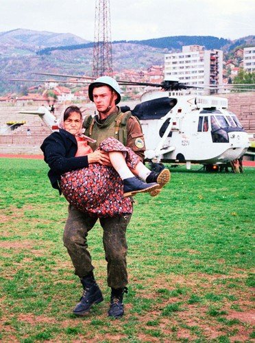 Ukrajinský voják nese zraněnou ženu. Duben 1994