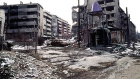 Obléháním poničené Sarajevo.
