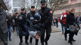 Bosenskosrbská policie dnes v Banja Luce zadržela Davora Dragičeviče, jehož úsilí zjistit pravdu o smrti svého syna vyvolalo v zemi sérii několikaměsíčních protivládních demonstrací. (25.12.2018)