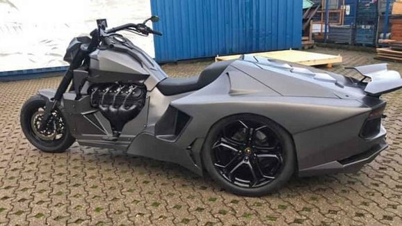 Guido je zvláštní kříženec motorky a Lamborghini. A s osmiválcem z Corvette