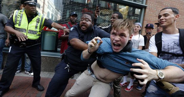 Při demonstraci proti rasismu v Bostonu zatkli 27 lidí: Vzduchem létaly kameny a láhve