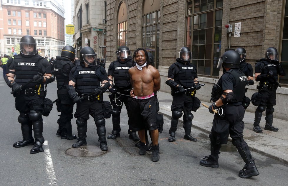 Při demonstracích v Bostonu bylo zatčeno 27 lidí