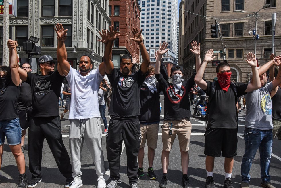 Při demonstracích v Bostonu bylo zatčeno 27 lidí