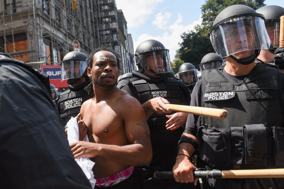 Při demonstracích v Bostonu bylo zatčeno 27 lidí