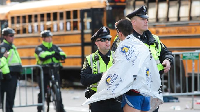 Běžec komunikuje s policistou v Bostonu po bombových útocích