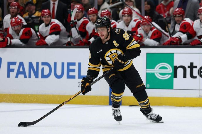 David Pastrňák v dresu Bostonu. David Pastrňák v dresu Bostonu.