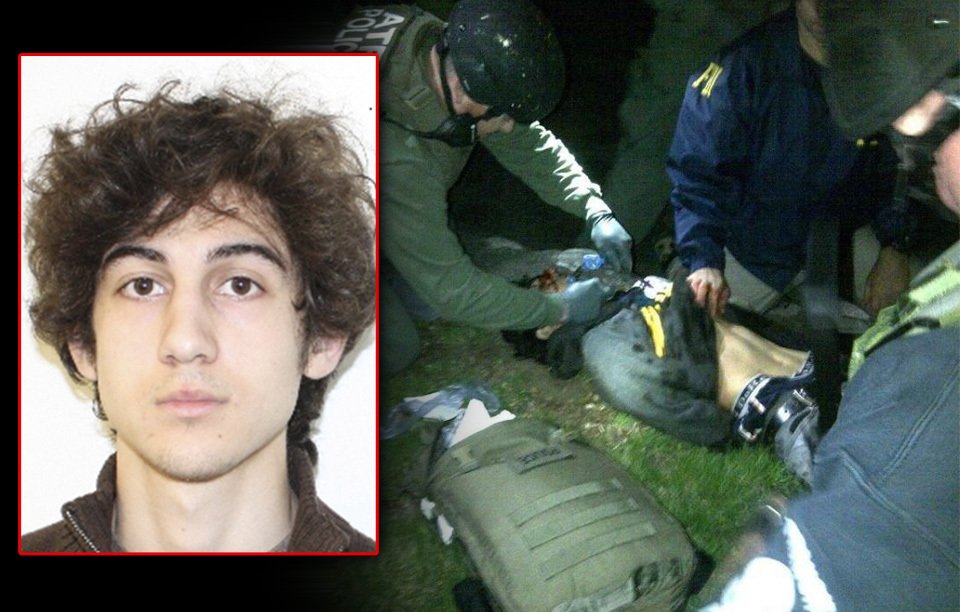 Devatenáctiletý Džochar Carnajev byl dopaden po rozsáhlé pátrací akci a převezen do nemocnice.