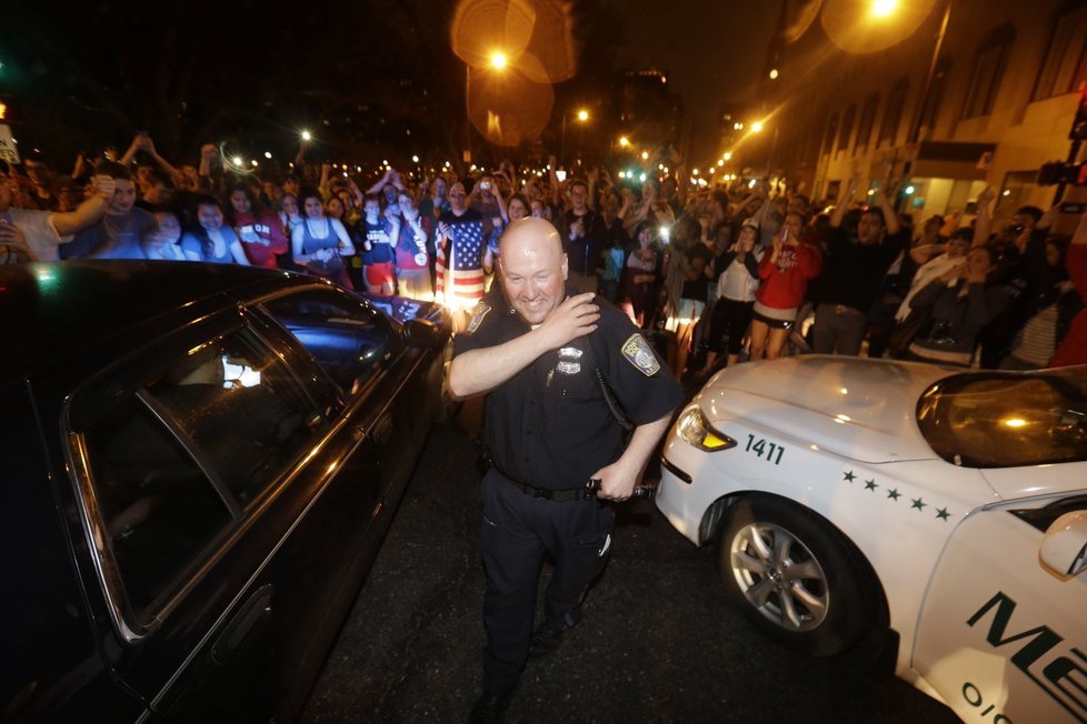 Lidé strážcům pořádku hlasitě děkovali, někteří skandovali &#34;BDP&#34; (Boston Police Department), zkratku bostonského policejního sboru.