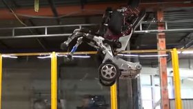 Robot-skejťák sjíždí schody, skáče přes překážky