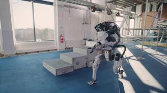 VIDEO DNE: Boston Dynamics opět hýbe sociálními sítěmi. Robot Atlas předvádí nové kousky