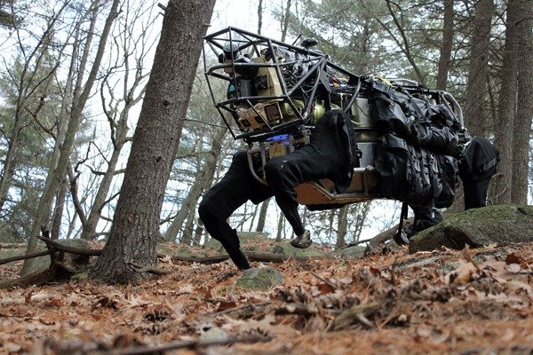 Více než 100 technologických expertů, včetně Elona Muska, vyzvalo OSN ať zakáže spojení umělé inteligence a robotů.