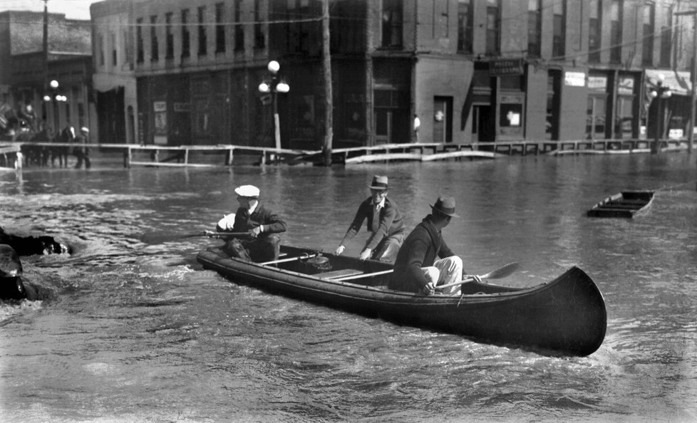 Záplavy v roce 1927 byly natolik silné, že se lidé plavili na lodích i ve městech