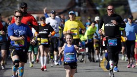Radost řady Američanů z toho, že se mohou účastnit bostonského maratonu. Závodníků se sešlo 36 tisíc