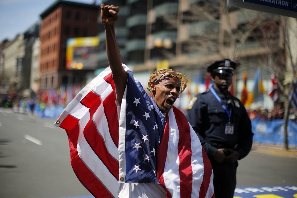 Vítěz bostonského maratonu olympijský medailista Meb Keflezighi vyhrál jako první Američan po více než 30 letech