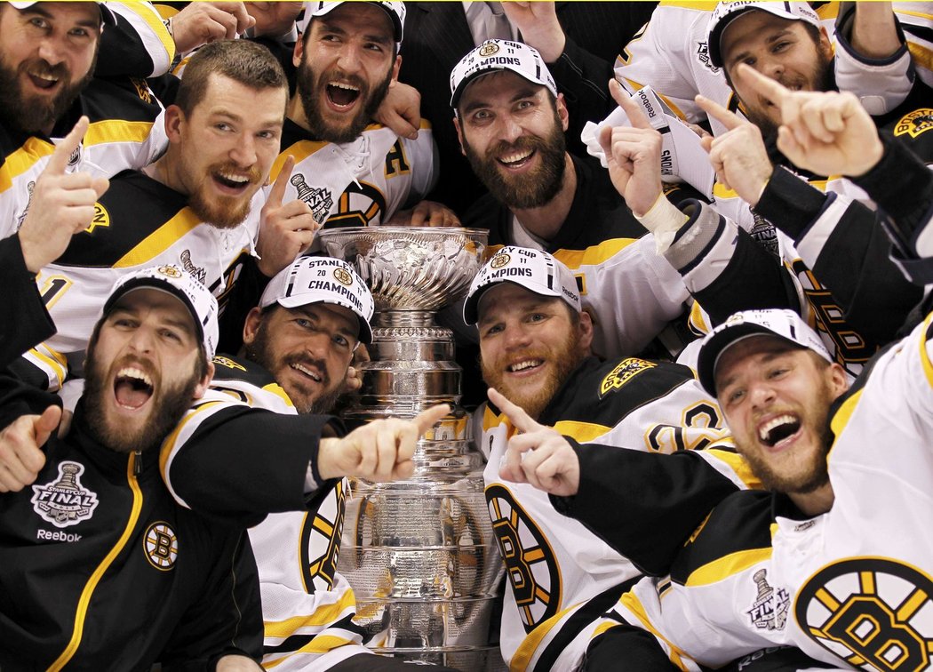 Hokejisté Bostonu slavící triumf v NHL.