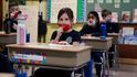Školáci v americkém Bostonu se samotestují na koronavirus přímo ve třídě.