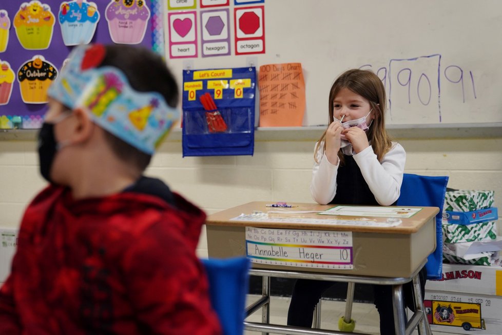 Školáci se samotestují na koronavirus ve třídě v americkém Bostonu (28. 1. 2021)