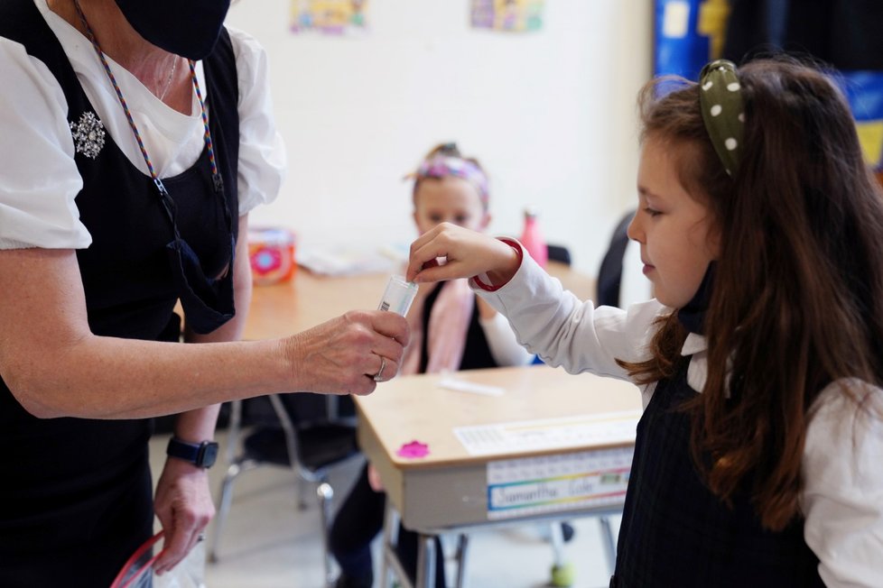 Školáci se samotestují na koronavirus ve třídě v americkém Bostonu (28. 1. 2021).