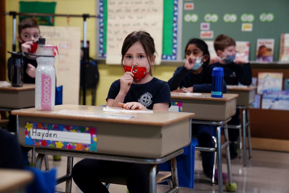Školáci se samotestují na koronavirus ve třídě v americkém Bostonu (28. 1. 2021)