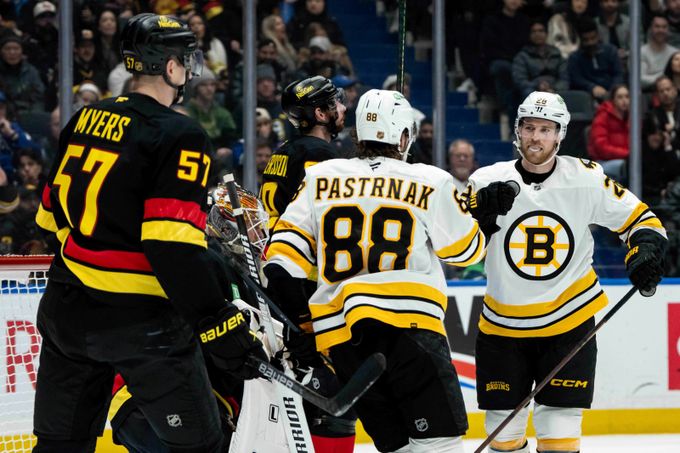 Hronek bodoval, ale výhru bere Pastrňák. Nečas pomohl skolit svůj bývalý klub Hronek bodoval, ale výhru bere Pastrňák. Nečas pomohl skolit svůj bývalý klub