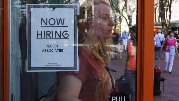 Žena v Bostonu vycházející z obchodu Urban Outfitters míjí ceduli s nápisem Právě přijímáme. Absolutní většina uchazeček o práci udává vysokou flexibilitu a možnost kariérního růstu jako hlavní kvality, kterou hledají u nových zaměstnavatelů.