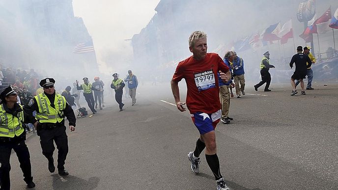Bostonského maratonu se zúčastnilo na 27 tisíc běžců a zhruba půl milionu lidí běhu přihlíželo.