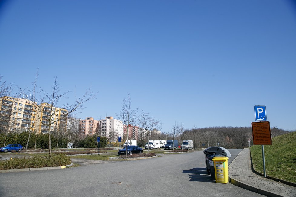 Za normálních okolností by u botanické zahrady byl problém zaparkovat. Kvůli pandemii koronaviru musí mít zavřeno.