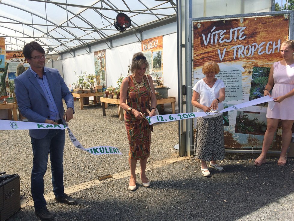 Výstavu kaktusů a sukulentů zahajovaly spolu s ředitele Botanické zarady hl. m. Bohumilem Černým i velvyslankyně Mexika Leonora Rueda a kurátorka výstava Eva Smržová.