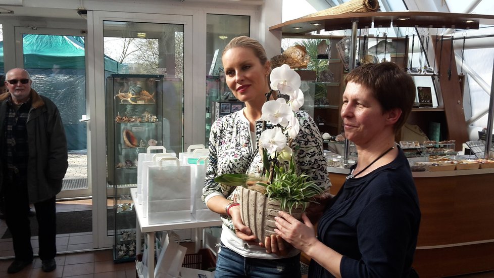 Simona Krainová dostala od pořadatelů výstavy orchidej a rady, jak ji pěstovat.