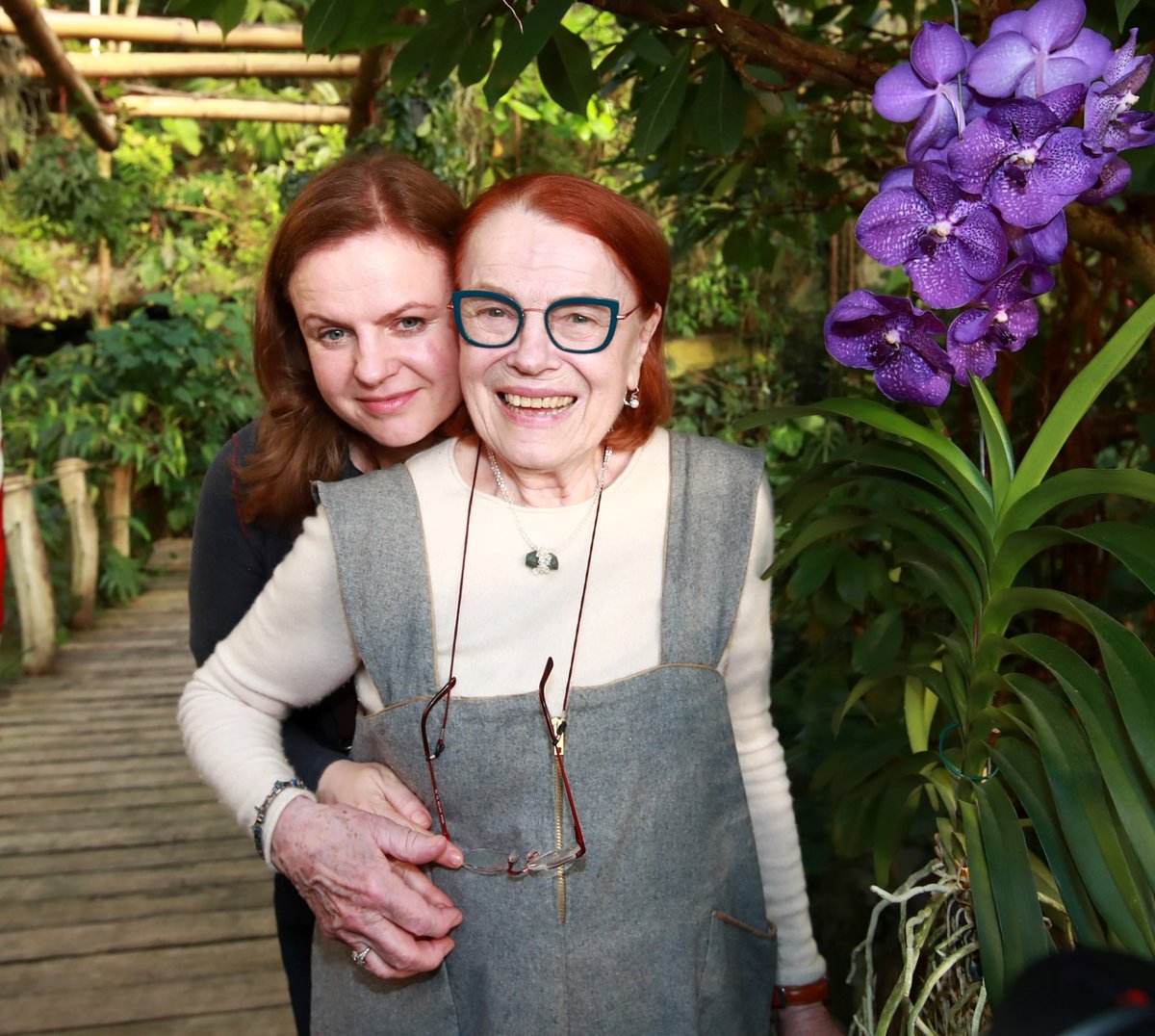 Theodora Remundová s maminkou v botanické zahradě.