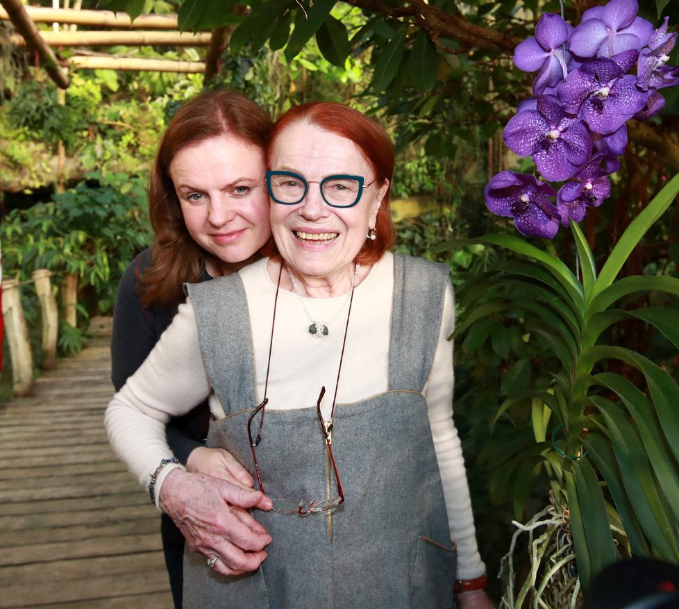 Theodora Remundová s maminkou v botanické zahradě