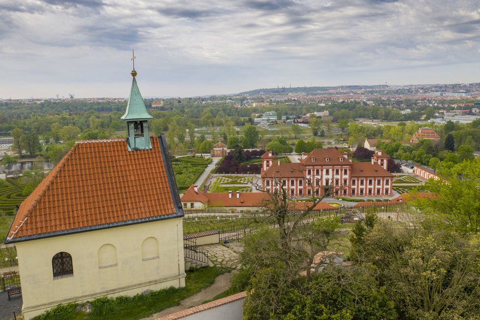 Barokní kaple sv. Kláry pochází z 19. století. Hned za ní se rozprostírá Trojský zámek - patrně nejznámější stavba zdejší městské části.