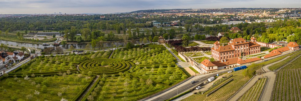 Z jižních svahů botanické zahrady v Praze Troji jsou dechberoucí pohledy na hlavní město.