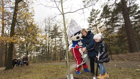 Stezka osobností je o jednu bohatší: Večerníčkův strom zasadily dcera a vnučka jeho tvůrce