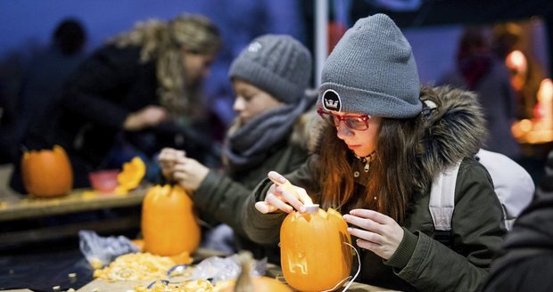 Halloween - děti při dlabání dýní a vytváření dýňových lampionů pro večerní průvod.